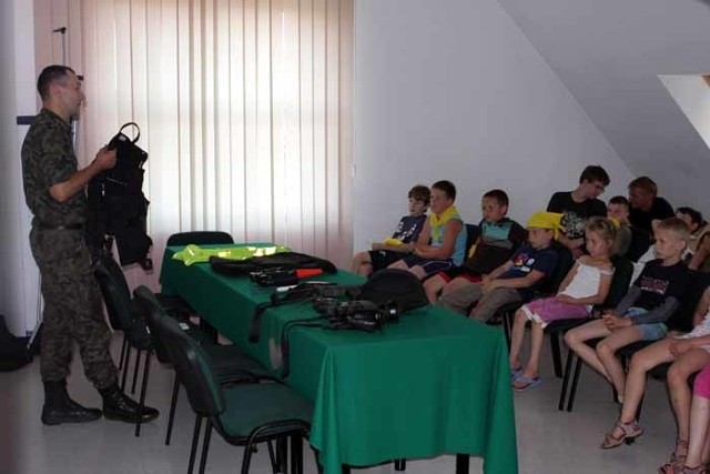 Dzieci i młodzież wysłuchały pogadanki o bezpieczeństwie podczas letniego wypoczynku.