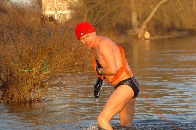 Ireneusz Rosicki pokonał wczoraj Wartę. - Nurt w pewnym miejscu jest dość silny, aż odpycha od brzegu - mówił. 18 marca w ten sam sposób rzekę przepłynie około 30 osób.