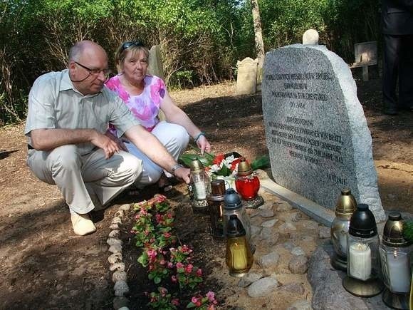 W czerwcu ub. symboliczne znicze zapalili na tym cmentarzu sołtys Emilia Łodyga i Andrzej Kaczmarek z rady sołeckiej.