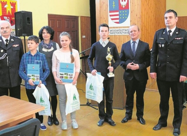Zwycięzcy eliminacji powiatowych konkursu wiedzy pożarniczej w kategorii szkół podstawowych.