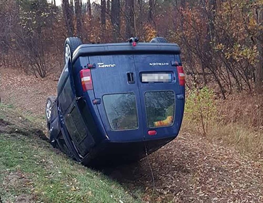 Do dachowania busa doszło we wtorek, 13 listopada, na trasie...