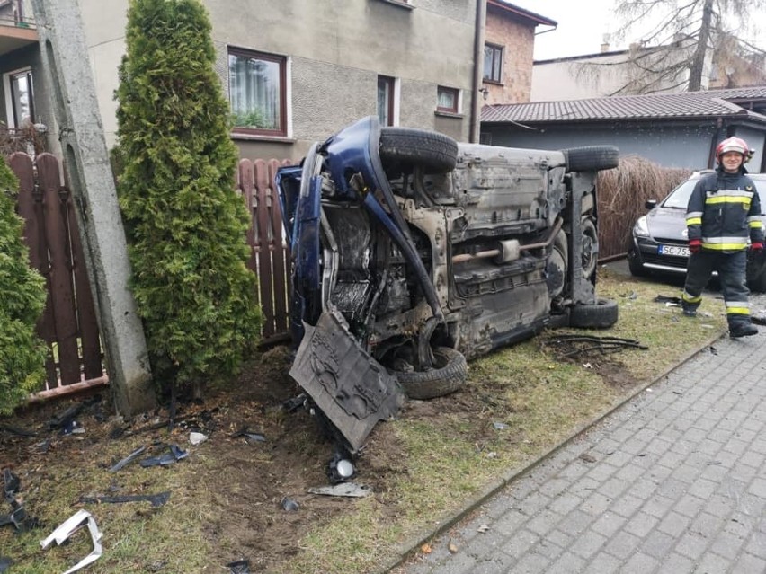 Groźny wypadek na skrzyżowaniu w Częstochowie. Dwie osoby ranne ZDJĘCIA