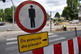 Zielona Góra. Uwaga na znaki. Na ulicy Wrocławskiej ruszyła budowa nowego ronda. Kierowców i pieszych czekają utrudnienia