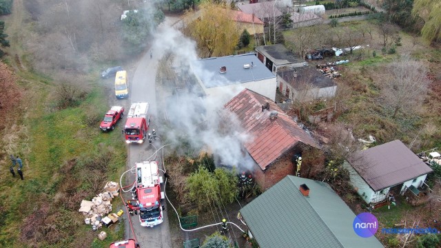 Do tragicznego pożaru doszło w miejscowości Choceń na ulicy Górniak w poniedziałek 30 listopada około godziny 13. Na miejsce wysłano 5 zastępów straży pożarnej (OSP Choceń, OSP Śmiłowice, OSP Czerniewice i dwa z PSP Włocławek). Później dojechał jeszcze dowódca Jednostki Ratowniczo-Gaśniczej numer 1 we Włocławku. Paliły się głównie śmieci, które prawdopodobnie mężczyzna składował w budynku. Strażacy po wejściu do środka zobaczyli zwłoki mężczyzny przykryte różnymi przedmiotami.Jak poinformował Dariusz Krysiński, rzecznik straży pożarnej we Włocławku, pożar był na parterze budynku. Doszło najprawdopodobniej do zaprószenia ognia. Ogień częściowo zajął poddasze.