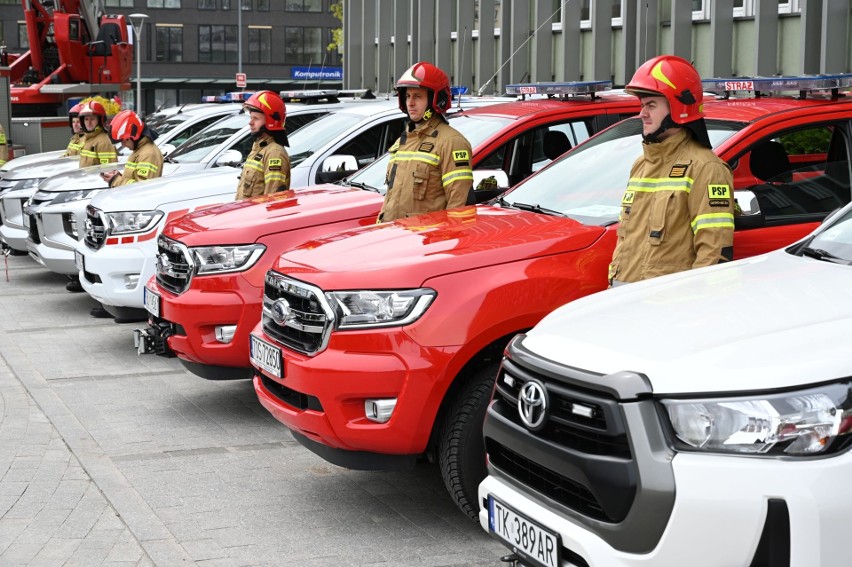 Nowe samochody trafiły do jednostek Straży Pożarnej w województwie świętokrzyskim. Było uroczyste przekazanie. Zobaczcie zdjęcia