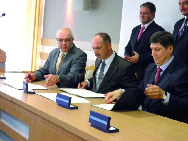 Umowę o współpracy i budowie stacji przesyłowej koło Podgórza podpisali wczoraj (od lewej:) starosta Lech Szabłowski, wójt Jacek Nowakowski i prezes PSE Operator S.A. Henryk Majchrzak.