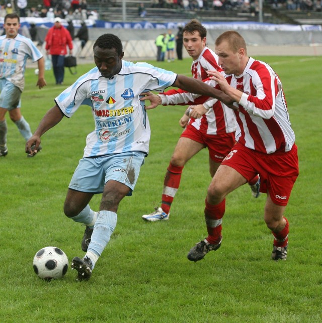 W wtorek oczy wszystkich futbolowych kibiców z Rzeszowa zwrócone będą na stadion przy ulicy Hetmańskiej. Nz. w akcji Emmanuel Udoudo, obok Mirosław Baran, z tyłu Piotr Szkolnik.