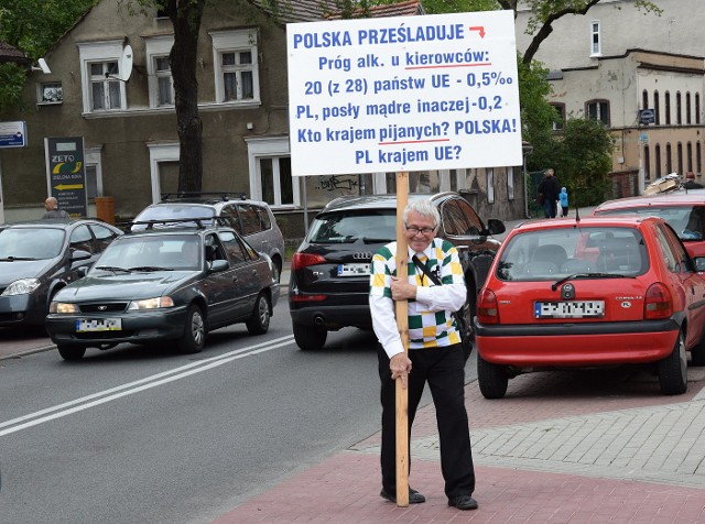 Lesław Zub protestował przy nowo otwartym Centrum Przyrodniczym na ul. Dąbrowskiego w Zielonej Górze.