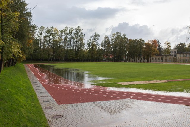 Woda zalała część boiska oraz bieżni na terenie Zespołu Szkół Rolniczych w Słupsku.