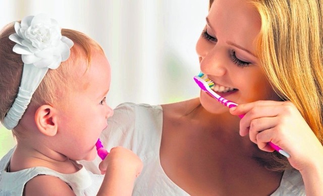Warto wcześnie nauczyć dziecko szczotkowania zębów