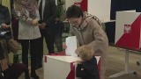 Premier Kopacz głosuje, wnuczek jej asystuje. Aż tu nagle...