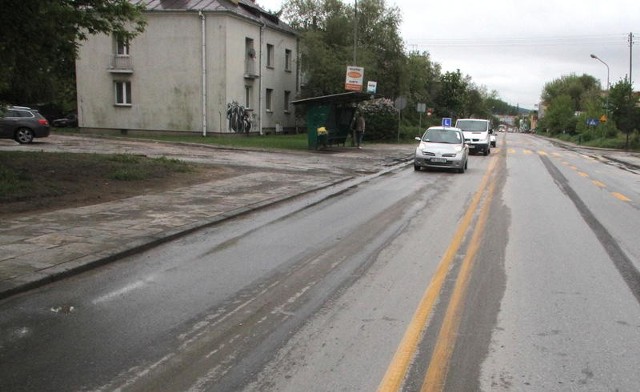 Kierowcy, jadący ulicą Okrzei w kierunku centrum nie mogą tutaj skręcić w lewo, bo na jezdni namalowano podwójną ciągłą linię.