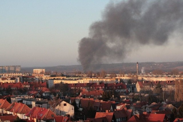 Dym z płonącego budynku widać było z wielu punktów w mieście.