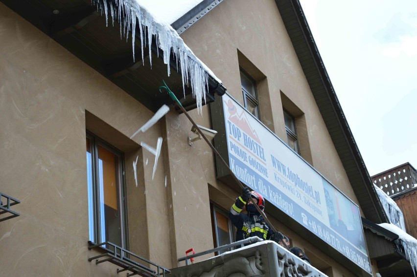 Zakopane. Straż pożarna strącała sople z dachów [ZDJĘCIA]