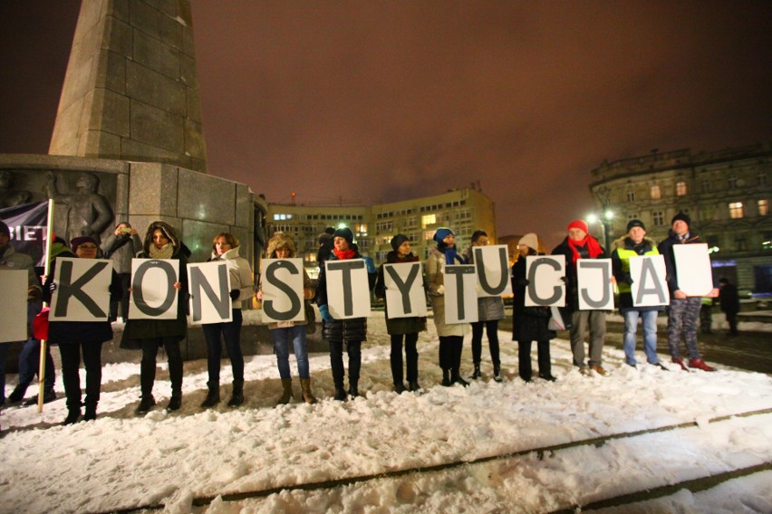 Manifestacja w obronie praw kobiet na Placu Wolności. Protest zgromadził około 500 osób [zdjęcia]