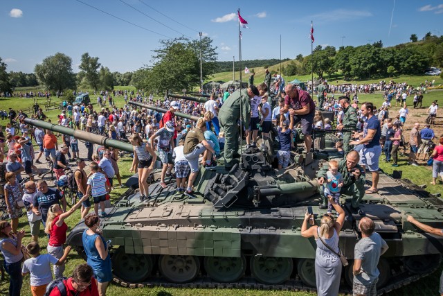 Kilka tysięcy bydgoszczan podziwiało defiladę wojskową, która w ubiegłym roku przeszła ulicami naszego miasta. W uroczystej paradzie jechały czołgi, opancerzone transportery Rosomak oraz wiele innych jednostek wojskowych. Po zakończeniu defilady w Myślęcinku odbył się Piknik Militarny, podczas którego było mnóstwo atrakcji. Zobaczcie, jak świętowaliśmy rok temu!