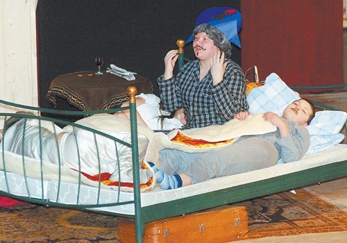 Salwy śmiechu wzbudzały dialogi w łóżku w trakcie przedstawienia klasy 2a "Szczęśliwe wydarzenie&#8221; wg Sławomira Mrożka.
