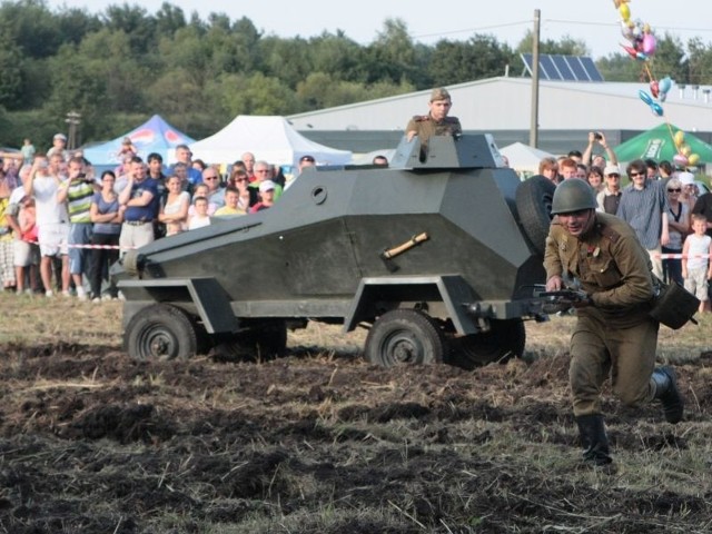 W poprzednim roku w pikniku uczestniczyło ponad tysiąc osób. Jego najbardziej widowiskową częścią była inscenizacja batalistyczna.