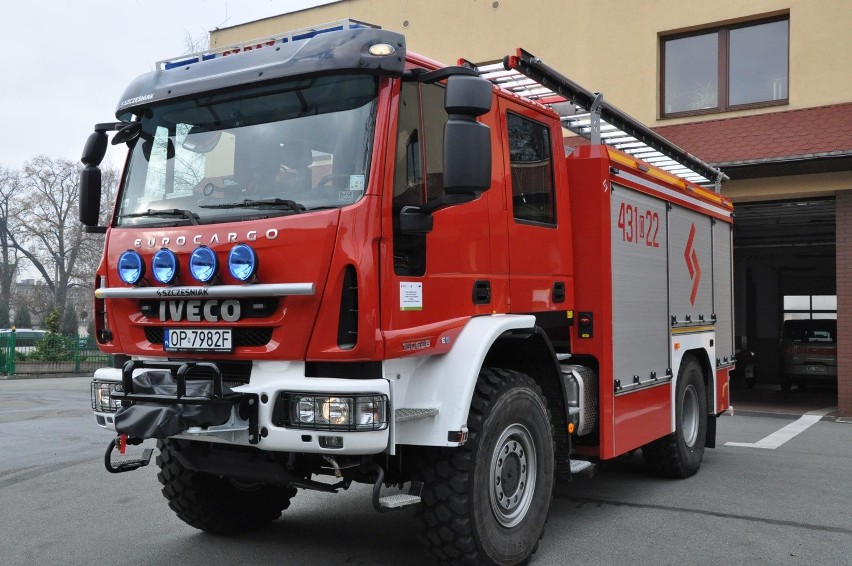 Nowy wóz strażacki w komendzie w Kluczborku to średni...