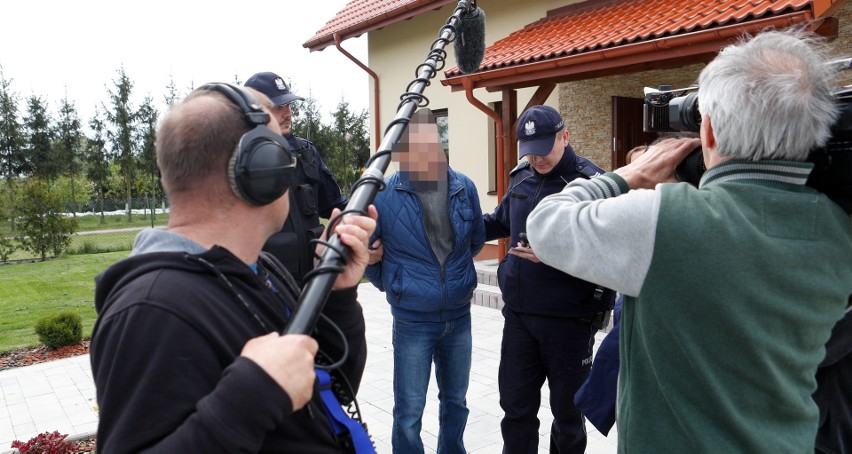 Policjanci założyli kajdanki zaskoczonemu panu Wojciechowi w...