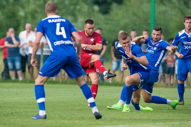 Puszcza Niepołomice – Raków Częstochowa TRANSMISJA NA ŻYWO WYNIK Raków (niebieskie stroje) w letnim sparingu z Wisłą Kraków, wygranym 2:1.