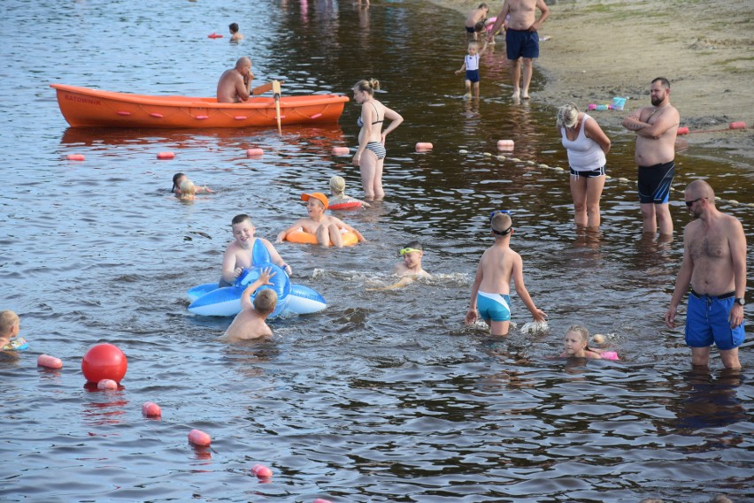 Sporo odpoczywających nad zalewem w Szydłowcu [ZDJĘCIA]