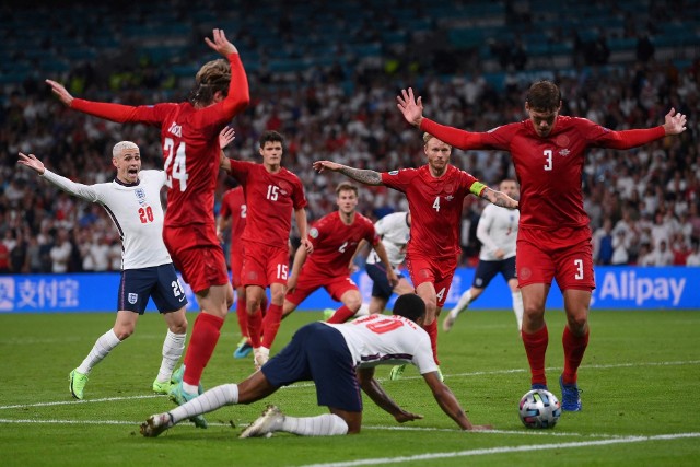 Półfinałowe zwycięstwo Anglii z Danią w mistrzostwach Europy, zamiast pozytywnych emocji związanych z tym, że „futbol wraca do domu”, wzbudziło niesmak u kibiców na całym świecie. Wszystko przez decyzję holenderskiego arbitra Danny’ego Makkelie, który w dogrywce podyktował wątpliwą jedenastkę dla Synów Albionu, decydującą o ich awansie. To niestety nie pierwszy i nie ostatni raz, kiedy zamiast piłkarzy, to sędzia jest na ustach fanów. Pamiętacie te sytuacje? Zobacz kolejne zdjęcia. Przesuwaj zdjęcia w prawo - naciśnij strzałkę lub przycisk NASTĘPNE