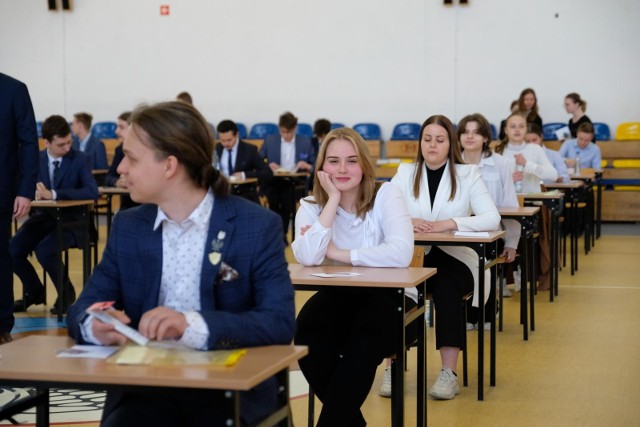 W czwartek 4 maja 2023 rozpoczyna się maturalny maraton. Tradycyjnie pierwszy egzamin to język polski. Czego mogą spodziewać się maturzyści? Czego życzyliby sobie zdający? A co przewidują nauczyciele?