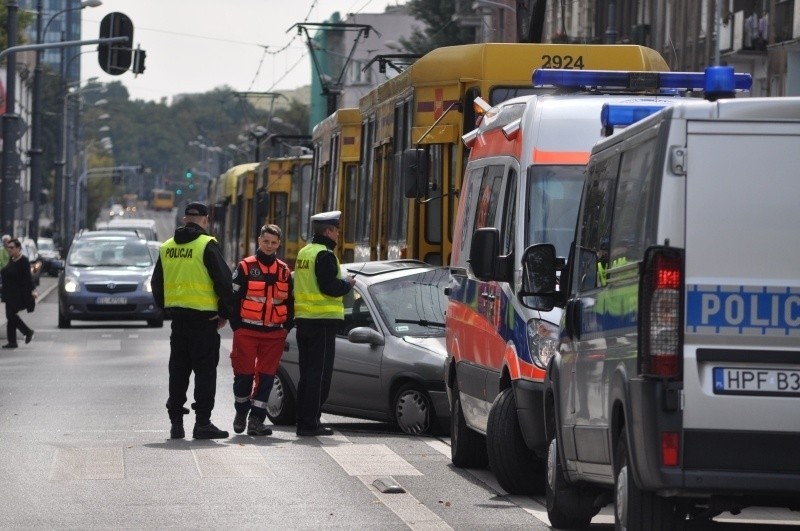 Wypadek na Piotrkowskiej. Nie jeżdżą tramwaje (zdjęcia, Film)