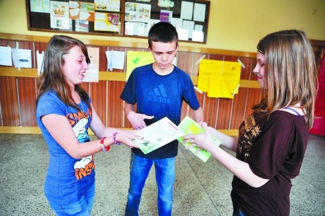 Emilka Karalenko (na zdjęciu po lewej), Jędrzej Zielenkiewicz oraz Natalia Karpiuk bardzo chętnie wzięli udział w akcji wymieniania się książkami