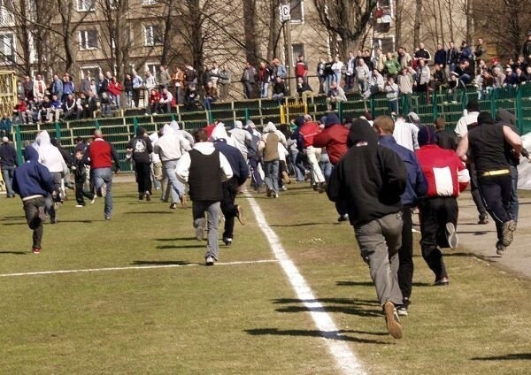 Podczas spotkania z Motorem Lublin pseudokibice Stali Stalowa Wola wtargnęli na murawę stadionu. Taka sytuacja ma się już więcej nie powtórzyć.