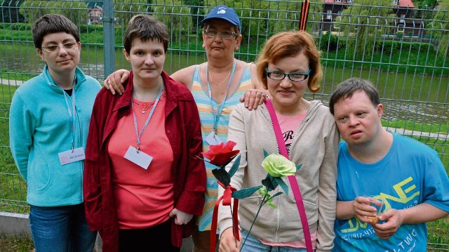 Od lewej: Anna Gniewek, Anna Buczek, Alicja Giórko, Magdalena Tymura i Zbigniew Pamuła. Wszyscy oni bawili się na pikniku i zachęcali do pomocy przy budowie wymarzonego ośrodka