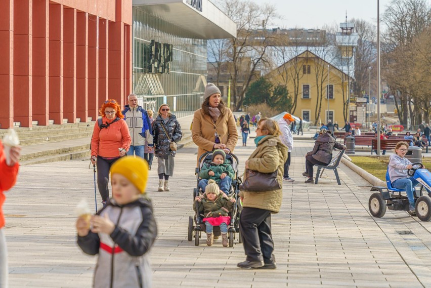 Krynica-Zdrój oblega przez turystów. "Sądeckie Krupówki" tętnią życiem w pierwszy weekend wiosny. Na deptaku zakwitły krokusy[ZDJĘCIA]