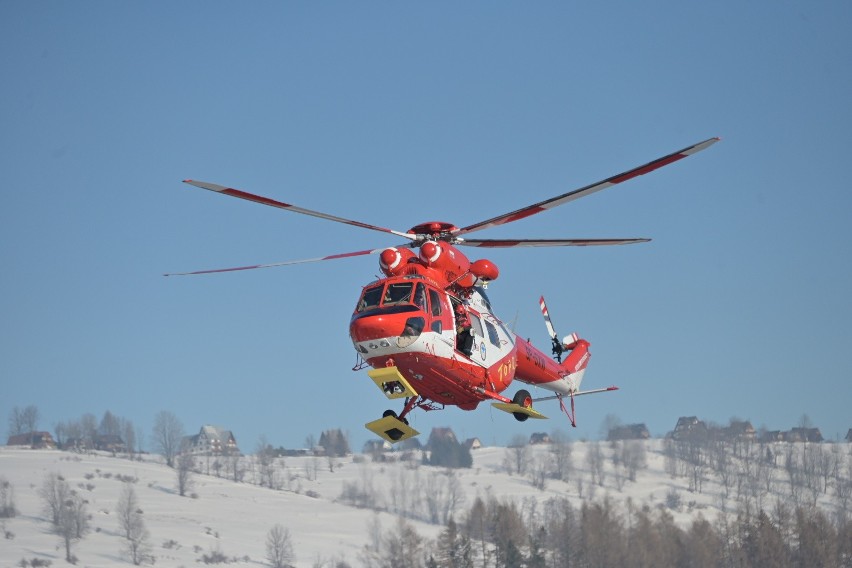 Ratownicy TOPR lecą na lawinsko w Tatrach