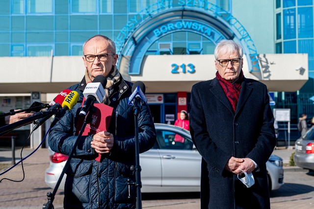 Konferencja prasowa wojewody dolnośląskiego Jarosława Obremskiego i rektora Uniwersytetu Medycznego we Wrocławiu, prof. Piotra Ponikowskiego