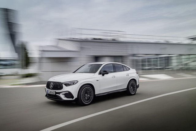 Sportowa sylwetka z opadającą linią dachu – oto główna wizualna cecha nowego Mercedesa-AMG GLC Coupé.