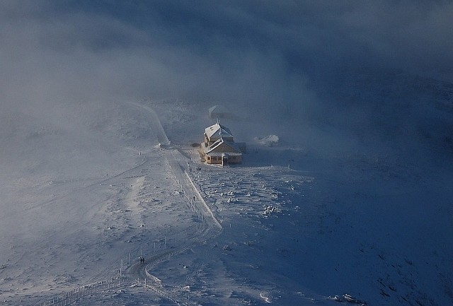 Schronisko Dom Śląski i Równia pod Śnieżką jest znana z częstych załamań pogodowych. Warunki potrafią się tutaj zmienić diametralnie w ciągu kilku minut.