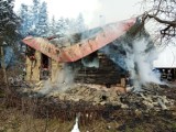 Tragiczny pożar w Szymbarku. Spłonął cały dom, zginęła 14-latka. Stowarzyszenie „Razem” z Chybia chce pomóc swojemu wolontariuszowi