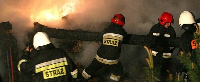 40 strażaków walczyło z pożarem w Kończycach, powiat niżańskim. W akcji brali udział strażacy z Niska, Nowosielca, Jeżowego i Zarzecza. W sumie w akcji brało udział osiem jednostek, w tym cysterna z wodą ze Stalowej Woli.