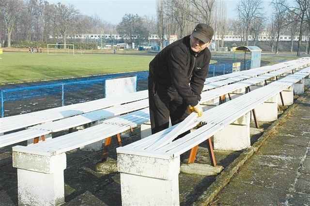 Na stadionie od dwóch lat nic się nie zmieniło, poza tym, że z jednej z trybun zniknęły już ławki. (fot. Roman Baran)