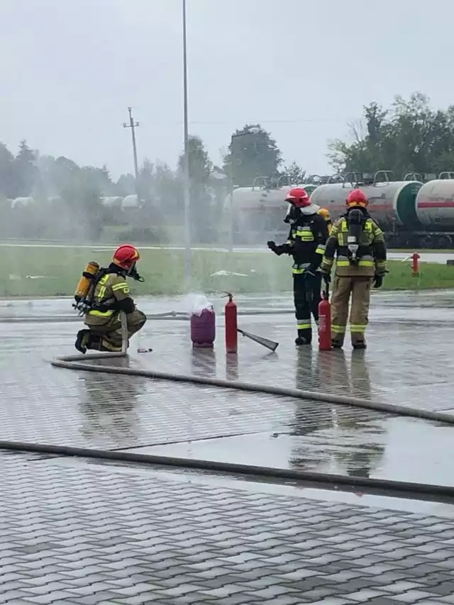 Około 60 strażaków brało udział w ćwiczeniach, jakie odbyły się w środę na terenie terminalu przeładunkowego gazu płynnego w Woli Żydowskiej. Scenariusz ćwiczeń opatrzonych kryptonimem „Novatek 2020” zakładał wyciek gazu LPG zarówno w postaci gazowej jak i ciekłej. - Strażacy z Jednostki Ratowniczo Gaśniczej w Pińczowie oraz Specjalistycznych Grup Ratownictwa Chemiczno-Ekologicznego z Kielc i Ostrowca doskonalili uszczelnianie wycieków oraz sprawdzali skuteczność współpracy pomiędzy jednostkami – informował starszy kapitan Mateusz Tarka, oficer prasowy pińczowskiej straży pożarnej.ZOBACZ NA KOLEJNYCH SLAJDACH>>>