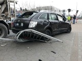 Wypadek na Legnickiej. Zderzenie dwóch aut, skoda potrąciła kobietę w ciąży [ZDJĘCIA]