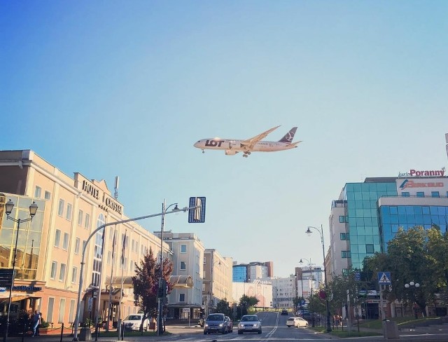 Czy kiedyś samolot pasażerski wyląduje w Białymstoku?Oryginalny profil na Facebooku powstał kilka lat temu. Niedawno reaktywował się na Instagramie. Pomysłodawca publikuje na nim ciekawe fotomontaże naszego miasta.