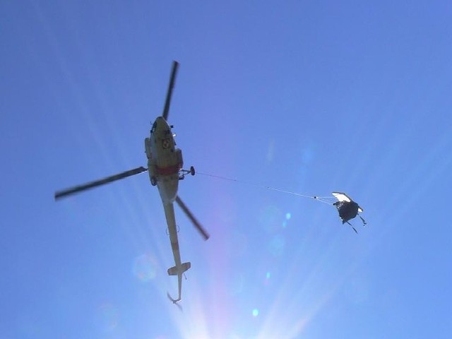 Elementy słupów granicznych są dowożone helikopterami.