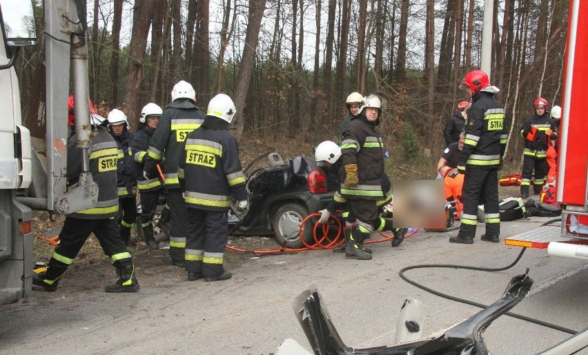 Tragedia w Borkowie. Osobówka zderzyła się z ciężarówką. Mężczyzna zginął, kobieta zmarła w szpitalu 