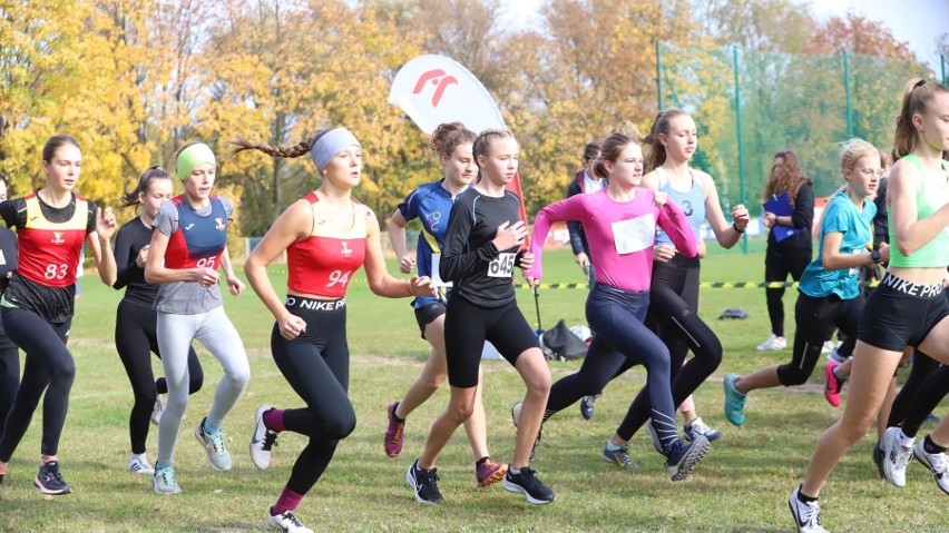 Ciekawa rywalizacja na Międzywojewódzkich Mistrzostwach Młodzików w biegach przełajowych w Końskich. Startowało kilkuset zawodników