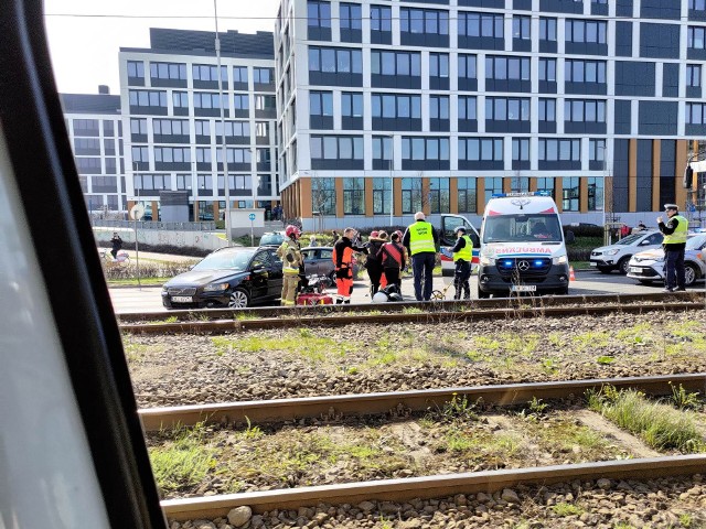 W czwartek (6 kwietnia) na ulicy Legnickiej doszło do wypadku. Zderzył się samochód osobowy z motocyklem. Trwa akcja ratunkowa, jedna osoba jest poszkodowana. Przez wypadek na kilkadziesiąt minut stanęły tramwaje. 