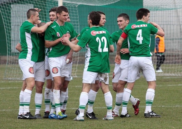Piłkarze Radomiaka pewnie zmierzają po awans. 19 maja, po derbach Radomia, mogą być już w piłkarskiej drugiej lidze.
