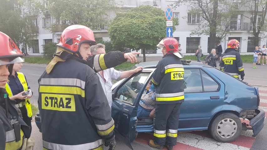 Wypadek na Uniwersyteckiej w Łodzi. Zderzenie samochodów....