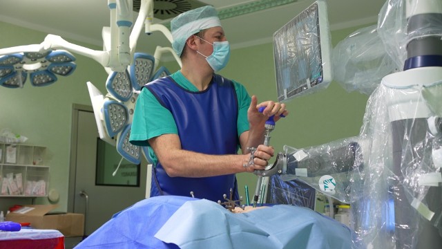 W Szpitalu Wojewódzkim w Szczecinie pracuje pięciu lekarzy neurochirurgów, którzy obsługują system robotycznej nawigacji.